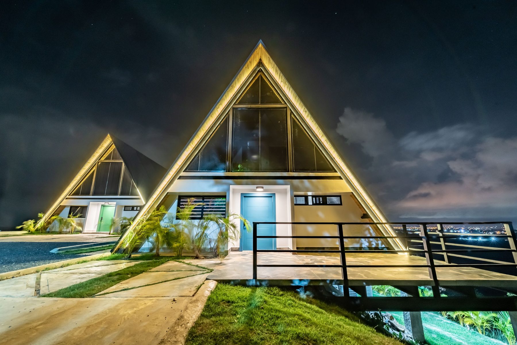 Casa Alpina construida en Pedro Brand, de noche