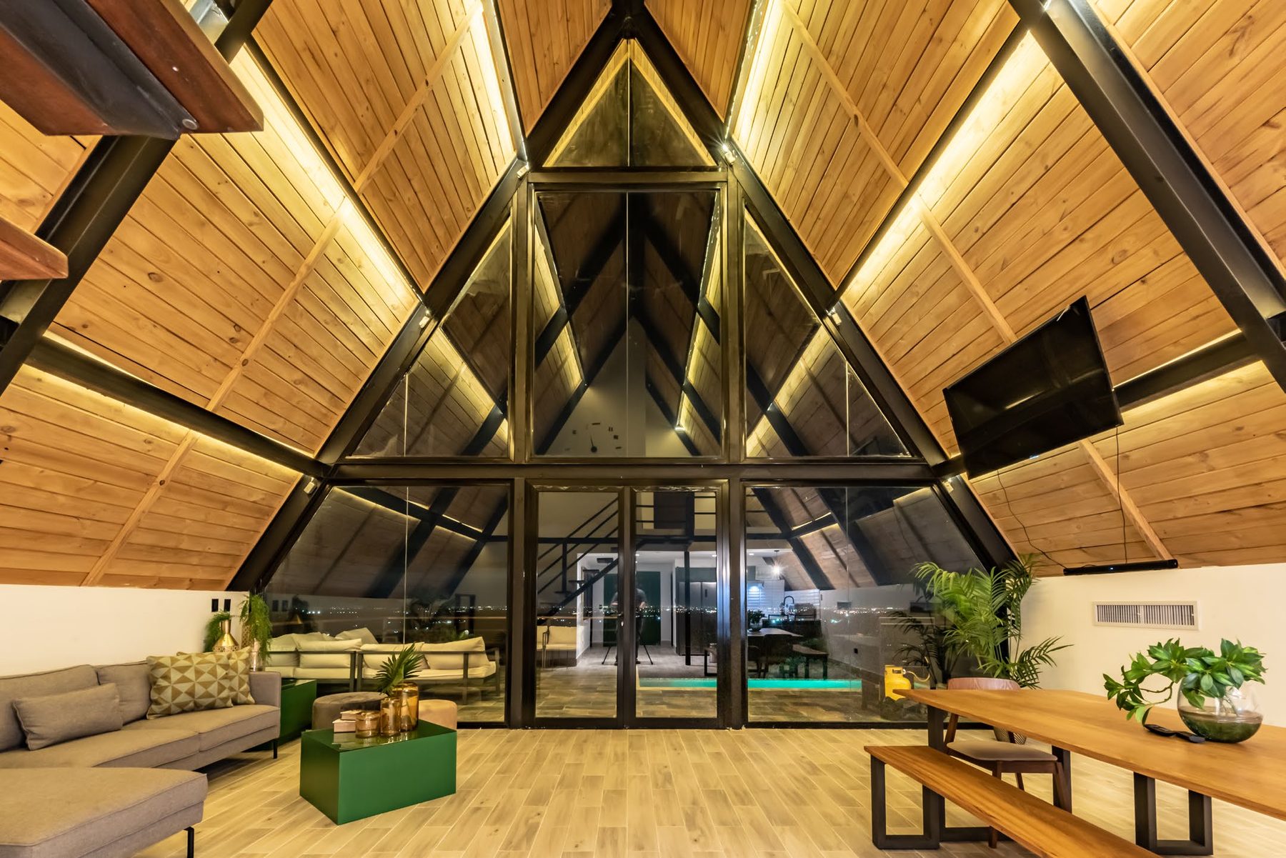 Interior de una Alpina, techo en madera